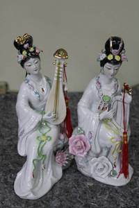 lot 102 image: Pair of Oriental Porcelain Musician Figurines