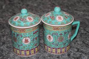 lot 140 image: Set of 2 Vintage Chinese Porcelain Tea Mugs with Lids