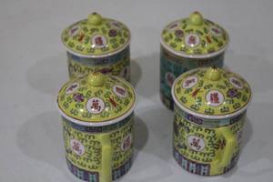 lot 144 image: Set of 4 Vintage Chinese Porcelain Tea Mugs with Lids