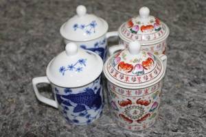 lot 152 image: Set of 4 Porcelain Tea Cups with Lids - Oriental Design