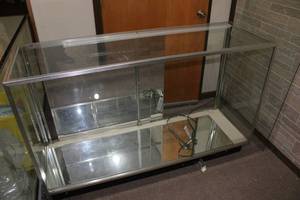 lot 192 image: Used Glass Display Case with Lighting
