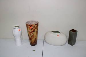 lot 204 image: Set of 4 Decorative Vases with Various Styles and Colors