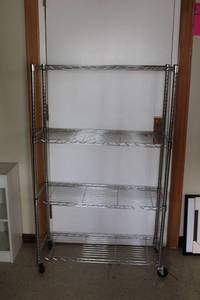 lot 226 image: Metal Wire Shelving Unit on Wheels