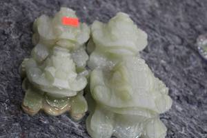 lot 255 image: Set of 4 Hand-Carved jade Frogs