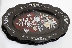 lot 258 image: Set of 4 Black Lacquered Decorative Plates with Floral Inlay