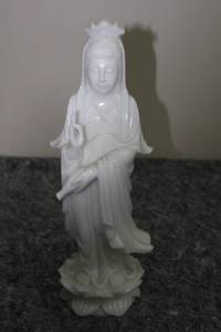 lot 266 image: Elegant White Marble-Look Figurine of a Woman