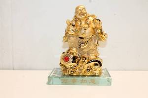 lot 386 image: Decorative Golden Buddha Figurine with Red Gemstone Accent