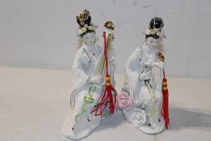 lot 430 image: Pair of Vintage Porcelain Chinese Figurines Playing Traditional Instruments