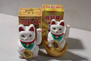 lot 438 image: Set of 2 Electronic Lucky Cat Figurines (Maneki Neko)