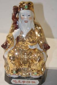lot 461 image: Golden Porcelain Statue of God of Fortune with Red Accents