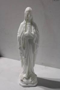lot 462 image: Vintage Prayer Statue of the Virgin Mary in White Ceramic