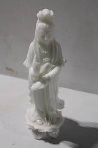 lot 464 image: Beautiful White Figurine of Kwan Yin with Floral Base
