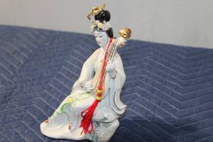 lot 508 image: Vintage Porcelain Figurine of a Chinese Lady Playing a Musical Instrument