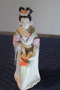 lot 514 image: Vintage Porcelain Asian Figurine Playing a Drum