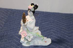 lot 517 image: Beautiful Porcelain Figurine of a Young Woman in Traditional Dress Holding a Treasure