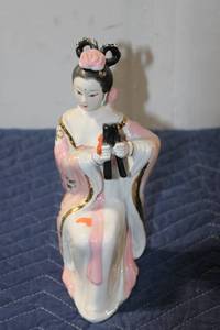 lot 521 image: Vintage Porcelain Figurine of a Geisha Holding Black Fans
