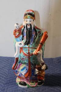 lot 533 image: Chinese Porcelain Figurine of Shen Nong with Two Children