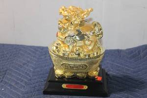 lot 536 image: Golden Chinese Feng Shui Money Frog Ornament