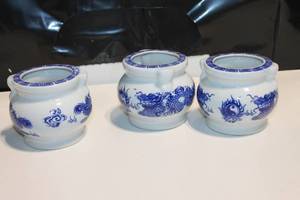 lot 551 image: Set of 3 Vintage Chinese Porcelain Jars with Blue Dragon Motif