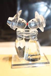 lot 552 image: Crystal Lovers Figurine - Handcrafted Clear Crystal Kissing Couple