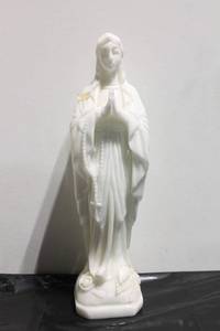 lot 559 image: Vintage White Marble Religious Statue of the Virgin Mary - 17 inches