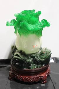 lot 567 image: Elegant Green and White Cabbage with Frogs Ornament