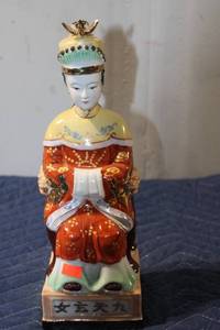 lot 577 image: Vintage Chinese Porcelain Figurine of a Lady with Decorative Details