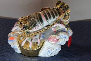 lot 590 image: Exquisite Porcelain Lobster and Fish Figurine