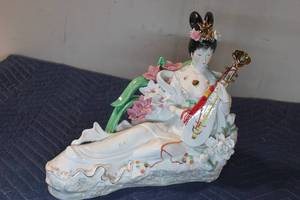 lot 593 image: Beautiful Oriental Porcelain Figurine with Musical Instrument