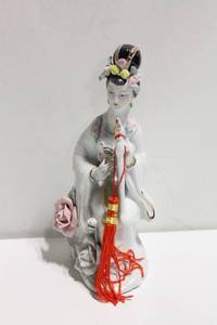 lot 602 image: Vintage Chinese Porcelain Figurine of Woman with Flowers