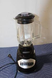 lot 643 image: BlackDecker Blender with Glass Jar, 10-Speed Settings