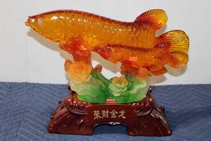 lot 712 image: Decorative Crystal Fish Sculpture on Wooden Base