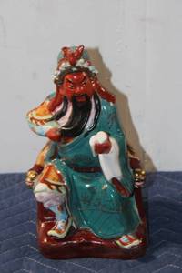 lot 724 image: Vintage Oriental Figurine of Warrior Sitting on Throne