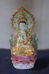 lot 779 image: Elegant Porcelain Quan Yin Statue with Gold Detailing