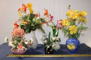 lot 790 image: Set of 5 Floral Arrangements in Decorative Pots