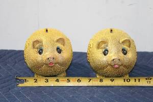 lot 805 image: Pair of Gold Glitter Piggy Banks with Asian Characters