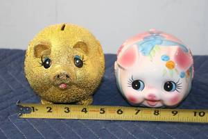 lot 806 image: Set of 2 Ceramic Piggy Banks - Gold Glitter and Floral Design