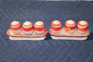 lot 810 image: Set of 2 Vintage Ceramic Salt and Pepper Shaker Sets with Trays