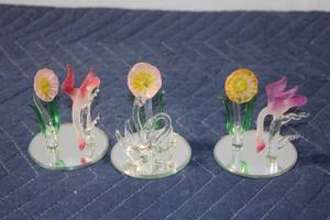 lot 811 image: Set of 3 Handcrafted Glass Flower and Swan Sculptures on Mirror Base