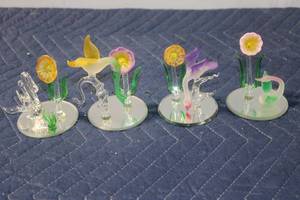 lot 812 image: Set of 4 Glass Flower and Bird Figurines