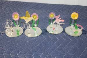 lot 813 image: Set of 4 Handcrafted Glass Flower Figurines