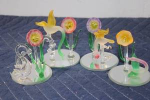 lot 815 image: Set of 4 Glass Flower Figurines with Mirror Base