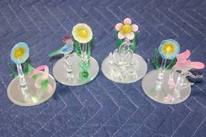 lot 822 image: Set of 4 Glass Flower Figurines and Animal Accents