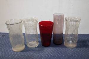 lot 832 image: Set of 5 Assorted Glass Vases in Various Designs and Colors