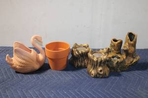 lot 839 image: Assorted Decorative Planters Set