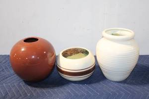 lot 840 image: Set of 3 Decorative Ceramic Vases in Various Designs