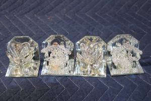 lot 849 image: Set of 4 Glass Crystal Figurines with Swans and Nativity Scene