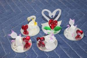 lot 852 image: Set of 5 Miniature Glass Figurines Cats, Swans, and Hearts