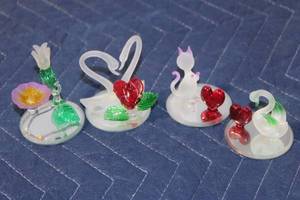 lot 853 image: Set of 4 Frosted Glass Figurines with Red Heart Accents