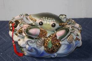 lot 866 image: Decorative Porcelain Crab Figurine with Gold Accents